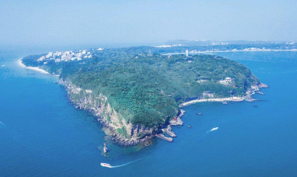 连云港东海县桃林镇一轿车坠入河中，两人被困车中