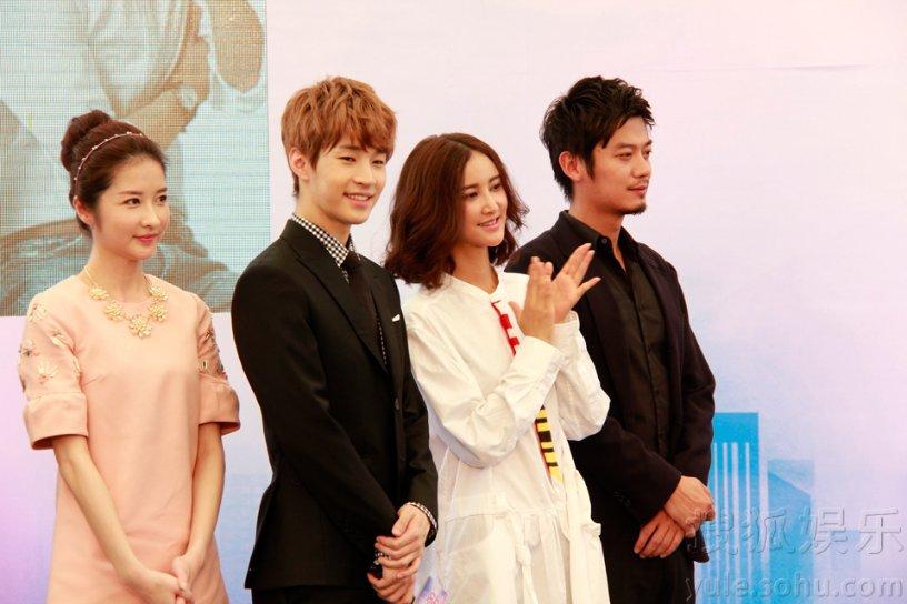 10个月大婴儿落水70岁保洁员30秒救起!家人带孩子登门感谢