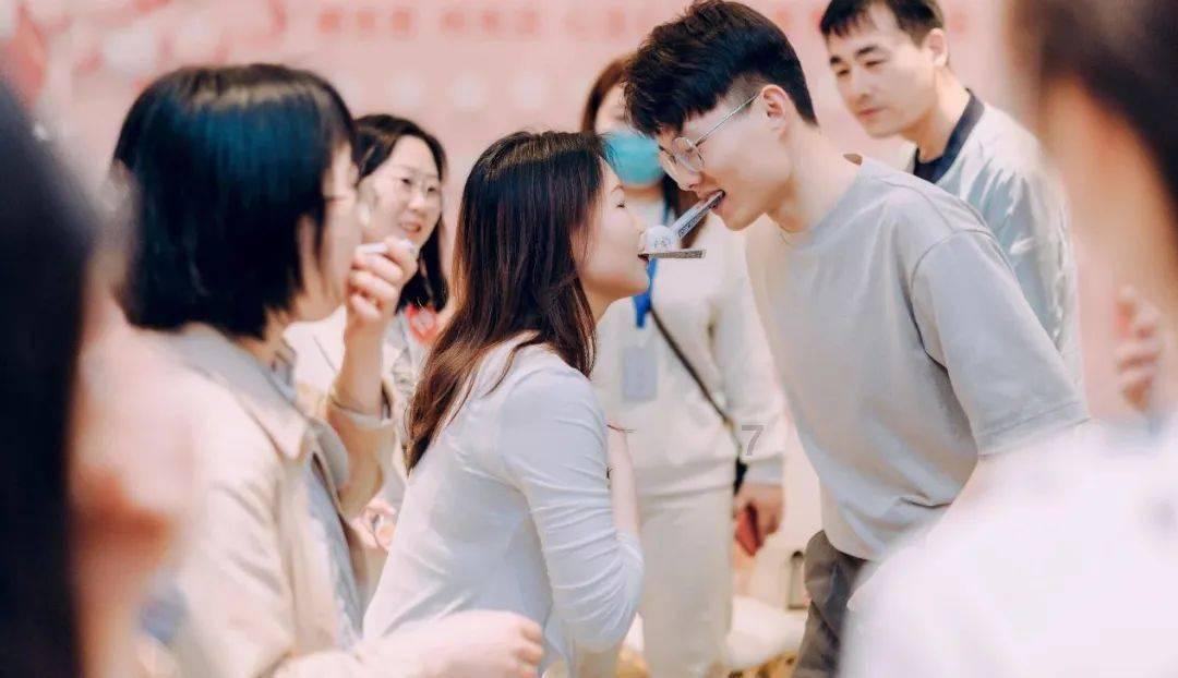 困在俱乐部的少女