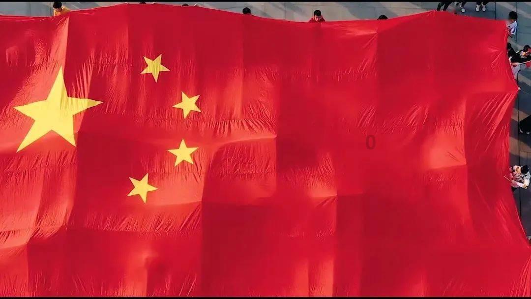 列车已发车,2岁女童独自在站台上奔跑追车,工作人员及时发现