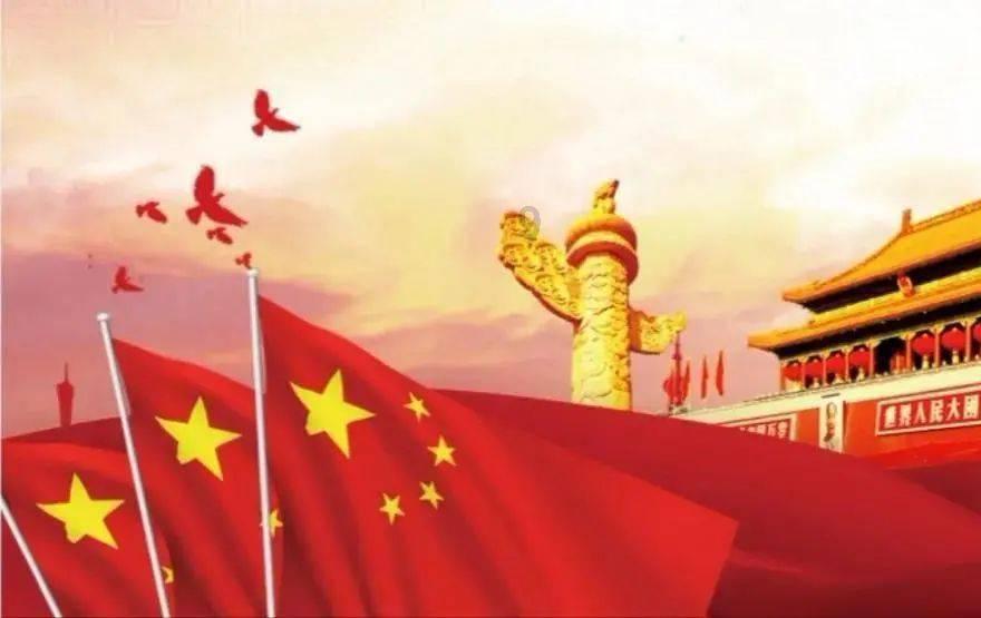 机智问答网页-解答你的疑问-白色T恤搭蓝白渐变色牛仔短裤,穿出清爽的美,你喜欢这种别致的穿搭吗?专家