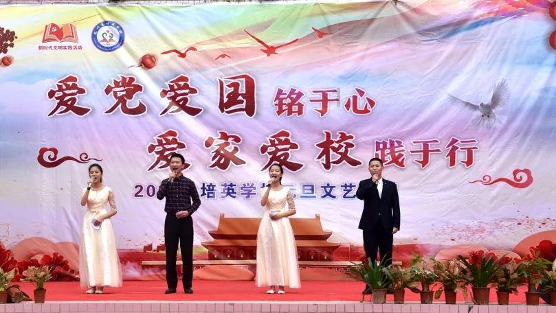 周冬雨又在博眼球！镜头前竟做出这动作，真的好调皮！