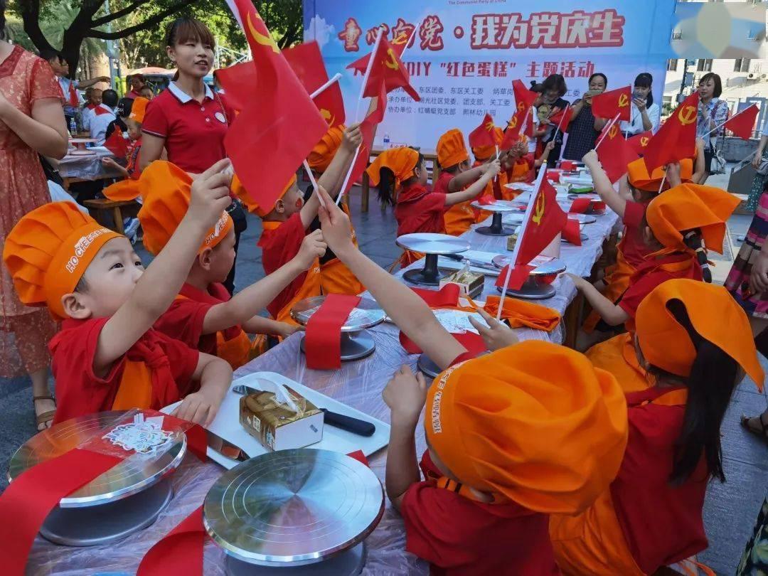 十二位政协委员登台作大会发言