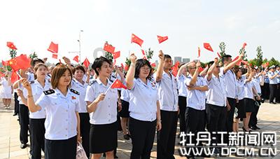 夏季的时尚女孩