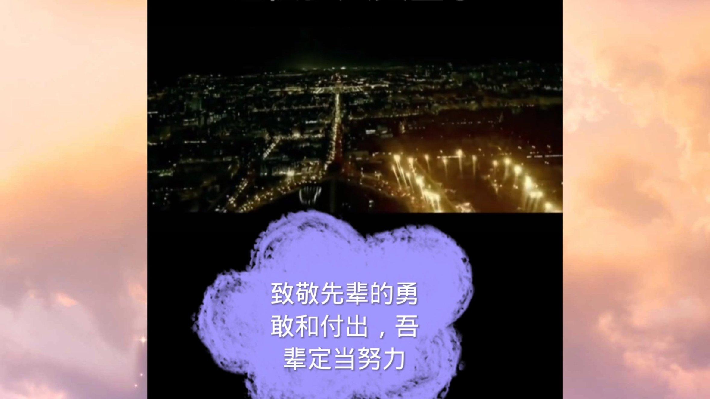 新余“1·24”火灾事故现场对面摆满鲜花，市民自发前来悼念，还有人送来炸鸡可乐