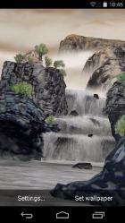 驴友无防护擅闯未完工悬崖栈道，脚下是万丈深渊：地面还是镂空的