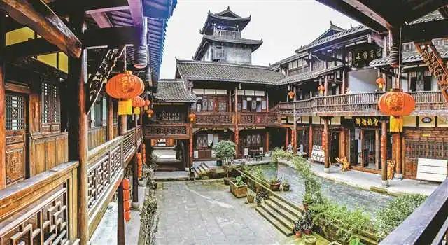 公主丧夫，晚上召见多名俊男子，奴婢次日打扫房间，慌忙逃走