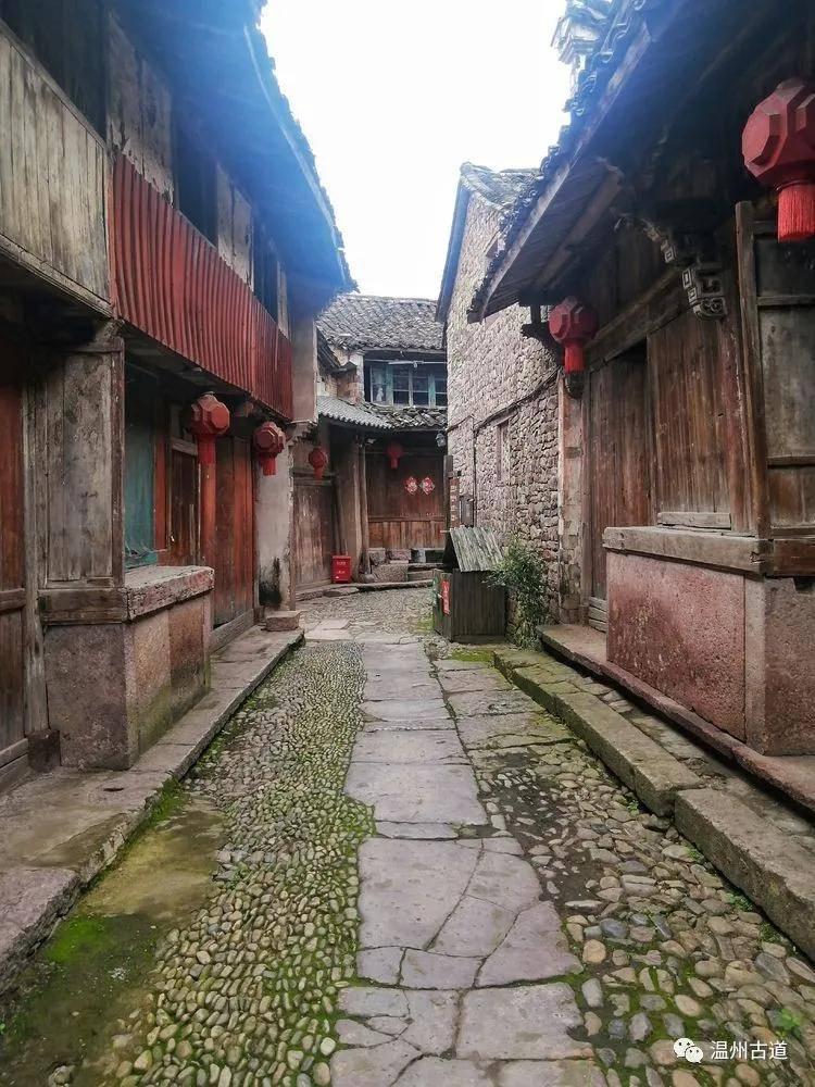 车祸现场三人殒命?警方回应