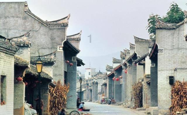 高速公路上发生碰擦事故，驾驶员竟站在车道上“理论”