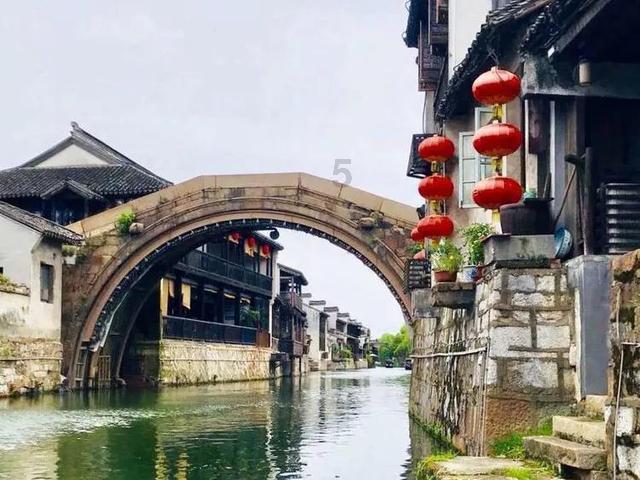 飞跃沙丘的小球