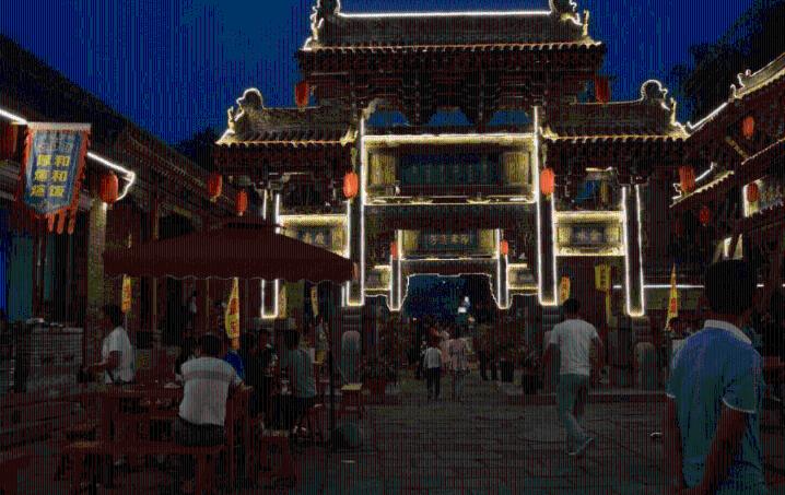 这场活动上,主持人举起酒杯就“干”了,坐在旁边的张兰惊呼“哇噢”